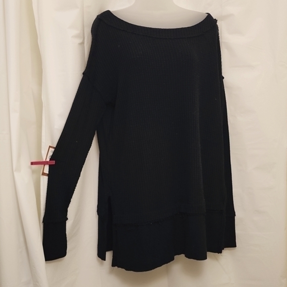 WE THE FREE, loose black top, Size: Extra Small, freyed edge style w/ thumb hole